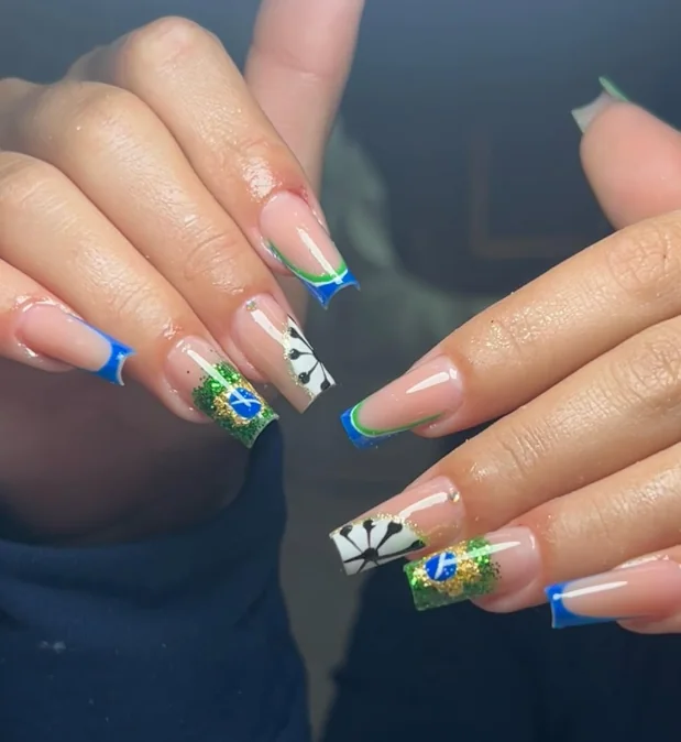 Unhas com pontas azuis e verdes e decoração inspirada no Brasil