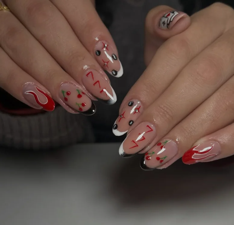 Francesinha com desenhos de cerejas em unhas nude
