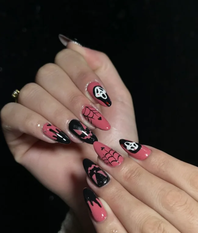Unhas em rosa e preto com arte temática desenhada