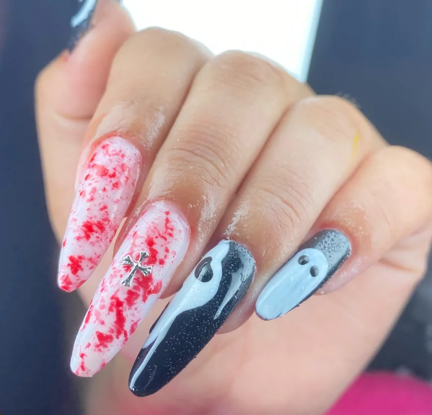 Unhas pontiagudas com detalhes vermelhos, pretos e fantasmas