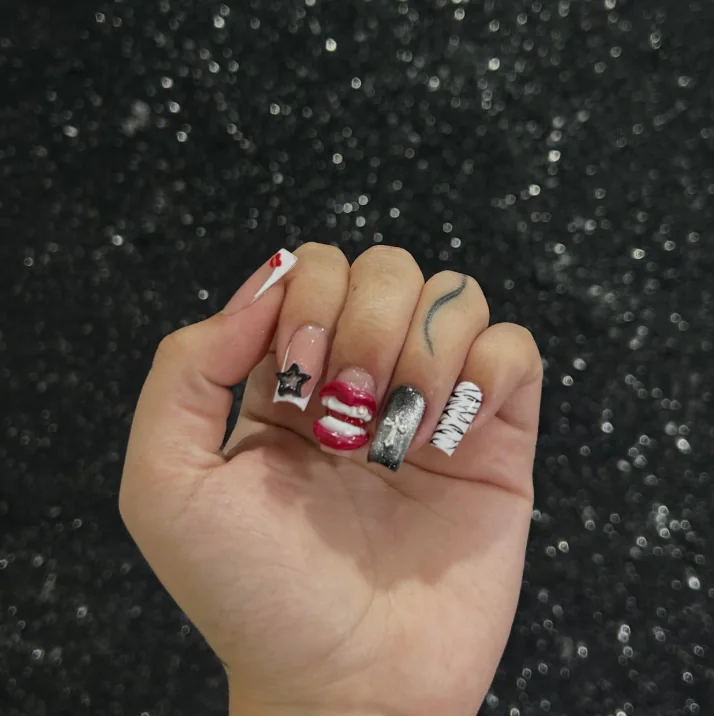 Unhas em vermelho, preto e branco com detalhes temáticos
